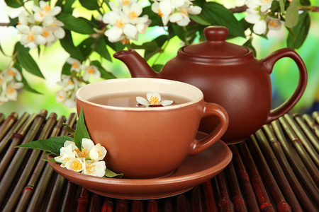 喝杯茶用茉莉花上竹席，在明亮的背景上