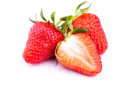 孤立在白色背景上的新鲜草莓