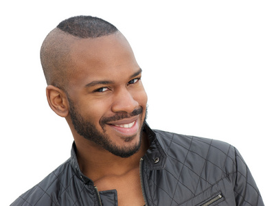 英俊年轻非洲裔美国男模特微笑