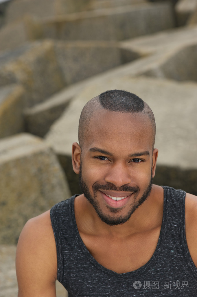 有吸引力的黑人男子户外微笑的肖像