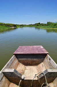 船在河上