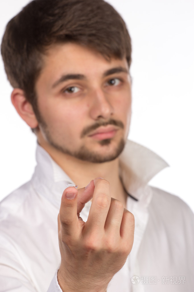 插入一个纠正c时一个男人的棕色眼睛的特写视图