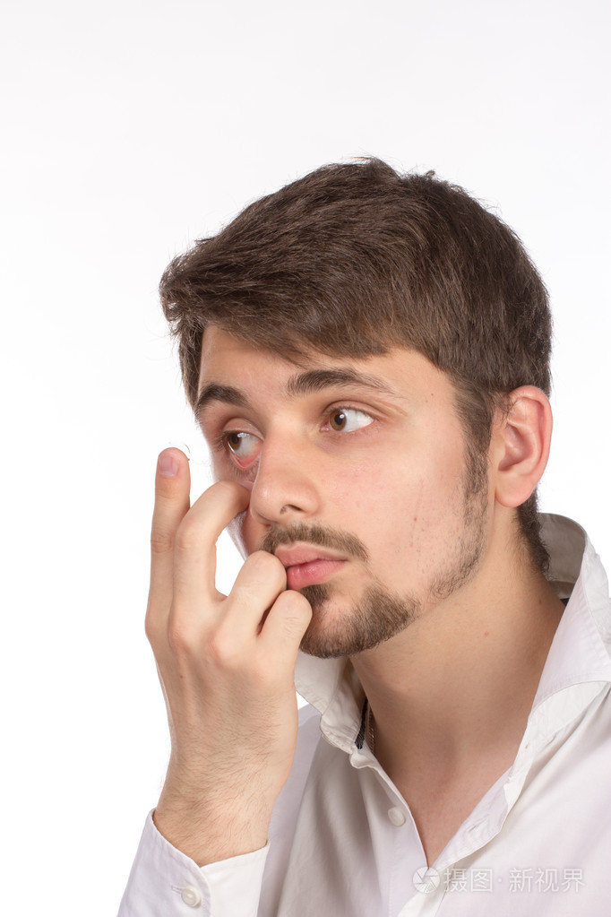 插入一个纠正c时一个男人的棕色眼睛的特写视图