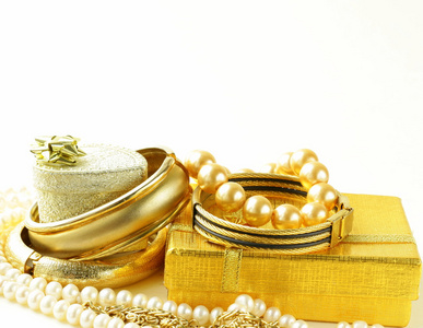 黄金和珍珠饰品，在白色背景上的礼品盒