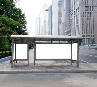 在舞台上的公交车站台广告牌图片