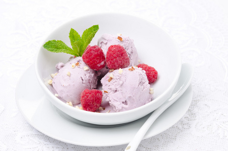 冰淇淋的新鲜树莓在碗水平
