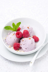 冰淇淋的新鲜树莓和薄荷的白碗