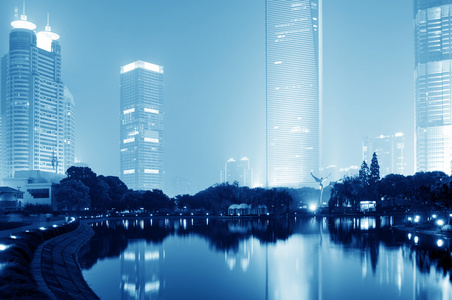 中国上海陆家嘴金融中心的夜景图片