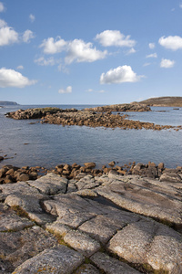 天然岩石形成的岩石海滩