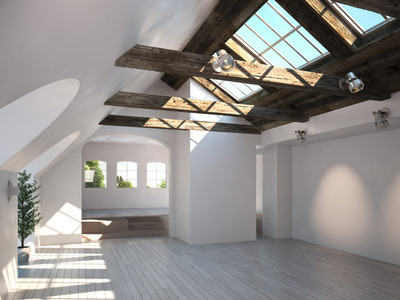 空房间，仿古木材天花板和天窗