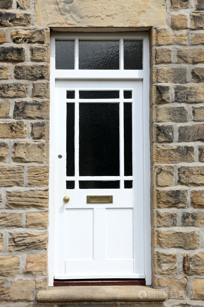 白色家门口的老英语房子照片-正版商用图片1cfdv8-摄图新视界
