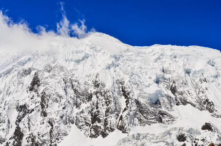 雪山峰与冰川 云层和蓝色的天空