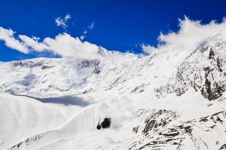 雪山峰云与蓝蓝的天空