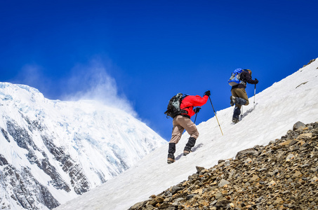 两山徒步上积雪的山峰背景