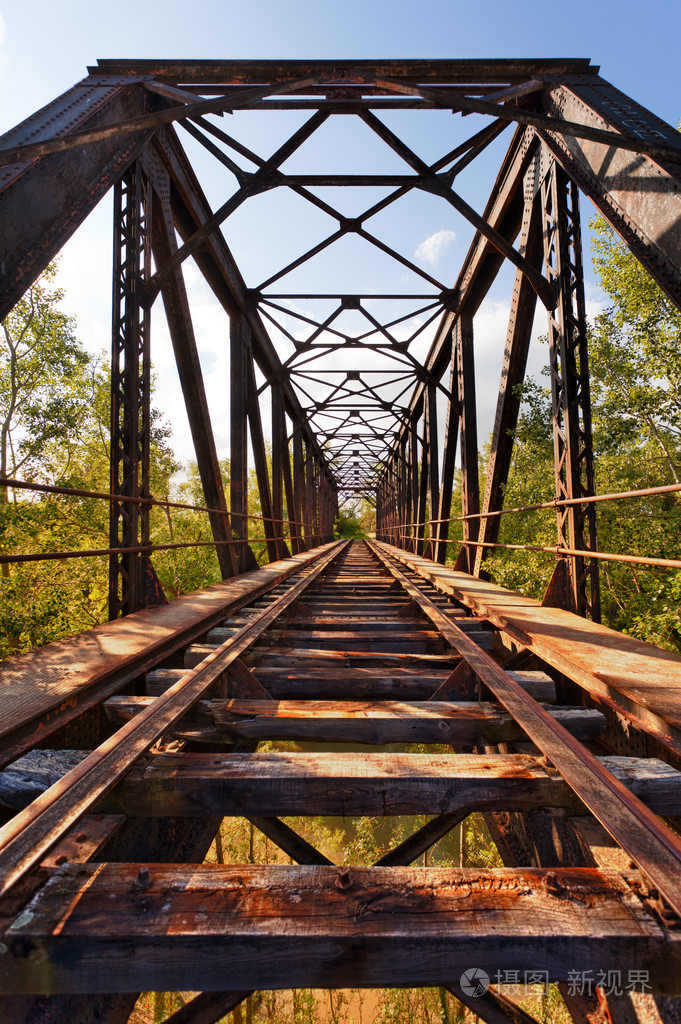 老废弃的铁路桥梁