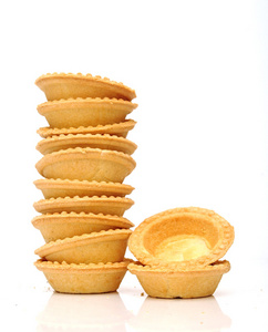 一个堆栈在白色背景上的空 tartlets