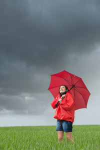 在下雨天做白日梦的活泼女孩图片