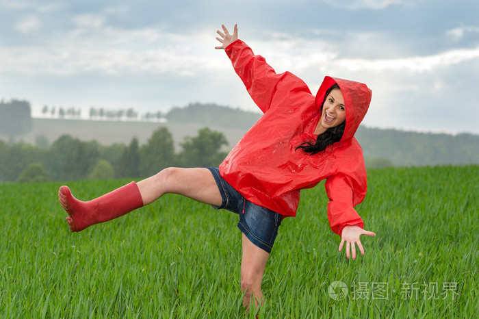 俏皮少女在雨中跳舞