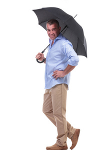 休闲中间岁的男子在伞下图片
