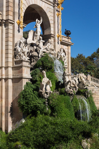 巴塞罗那德里公园湖喷泉与金 quadriga 的极光