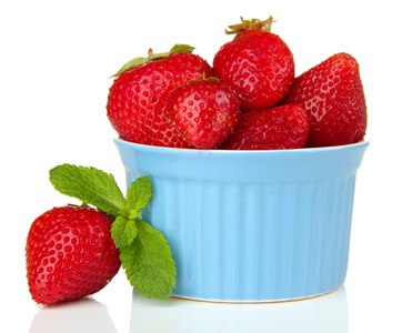 成熟的甜草莓在碗里上白色隔离