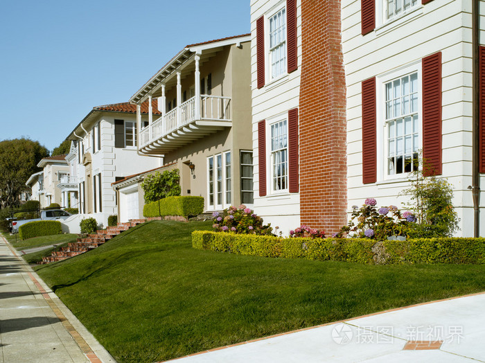 美丽的房子的全景视图