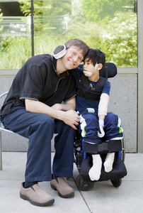 残疾的男孩拥抱父亲在医院等候
