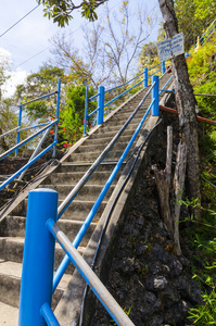 楼梯通往泰国佛教寺院的山