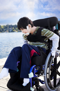 禁用由湖码头上了坐轮椅的小男孩