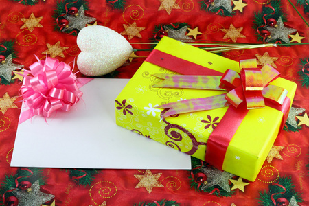 礼品盒和礼品卡上的 cristmas 纸张背景