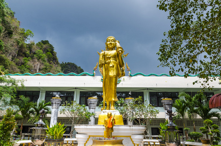 在泰国南部的佛教寺院内