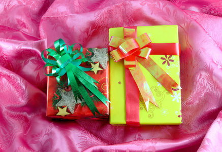 上粉红缎丝带红色和黄色礼品盒