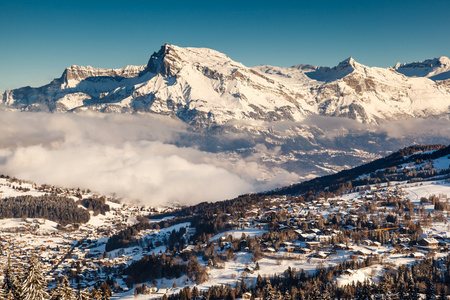 鸟瞰图上滑雪度假村梅杰夫在法国阿尔卑斯山，法国