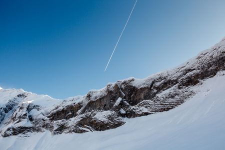 山的主峰和飞机小径附近在法国阿尔卑斯山，fra 梅杰夫