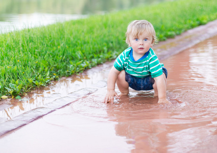 雨后在水坑里玩耍的孩子