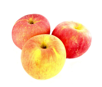 新鲜成熟的红色和黄色苹果在白色背景上