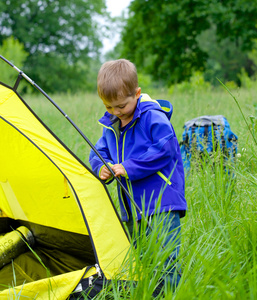 年轻的男孩和帐篷露营