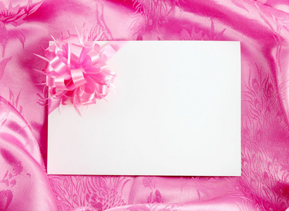 与上粉红缎丝带空白礼品卡