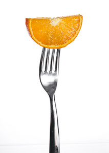 在白色背景上叉橙色切片