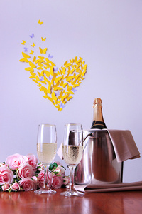 香槟和眼镜的圆桌会议室背景上图片