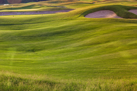 完美波浪地基的绿草上高尔夫球场