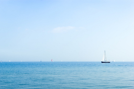 海景与帆船的蓝蓝的天空背景