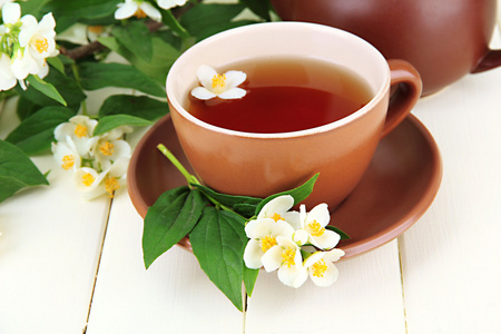 喝杯茶用茉莉花，木桌上特写