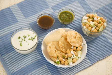 酿的豆腐或 chaat panipuri