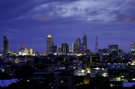 在晚上的城市天际线。曼谷。泰国