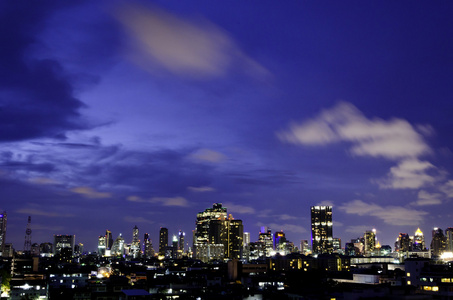 在晚上的城市天际线。曼谷。泰国