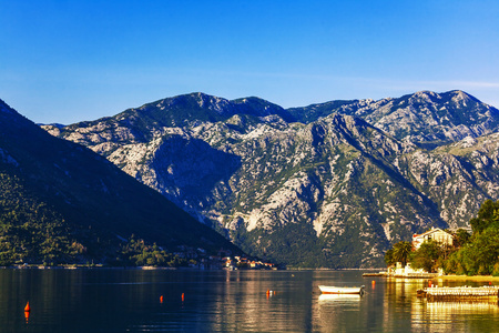 美丽的小山和海景