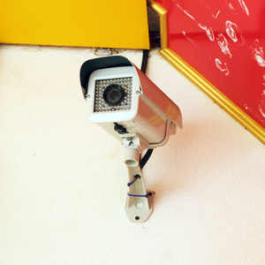 墙上的安全监控摄像机