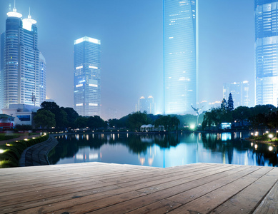 中国上海陆家嘴金融中心的夜景图片