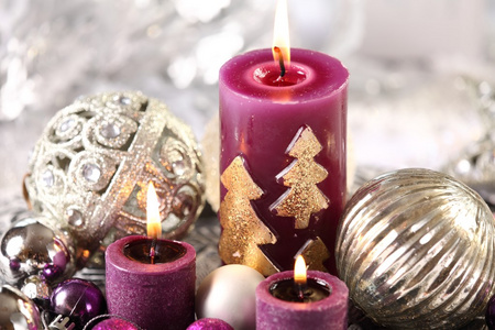 银色和紫色圣诞装饰品